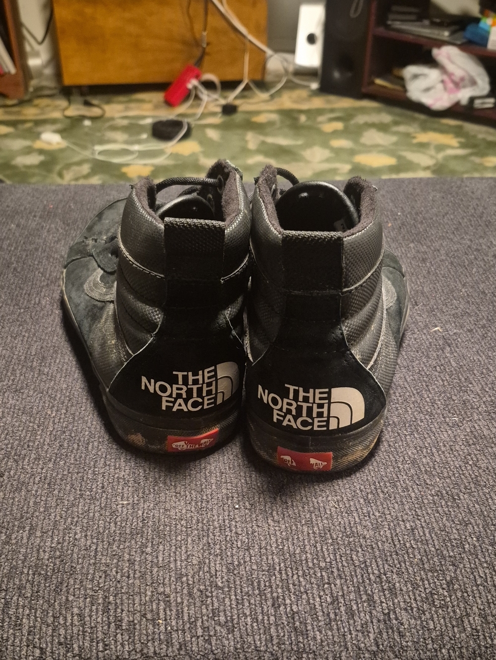 Sneaker - Picture 1 of 6